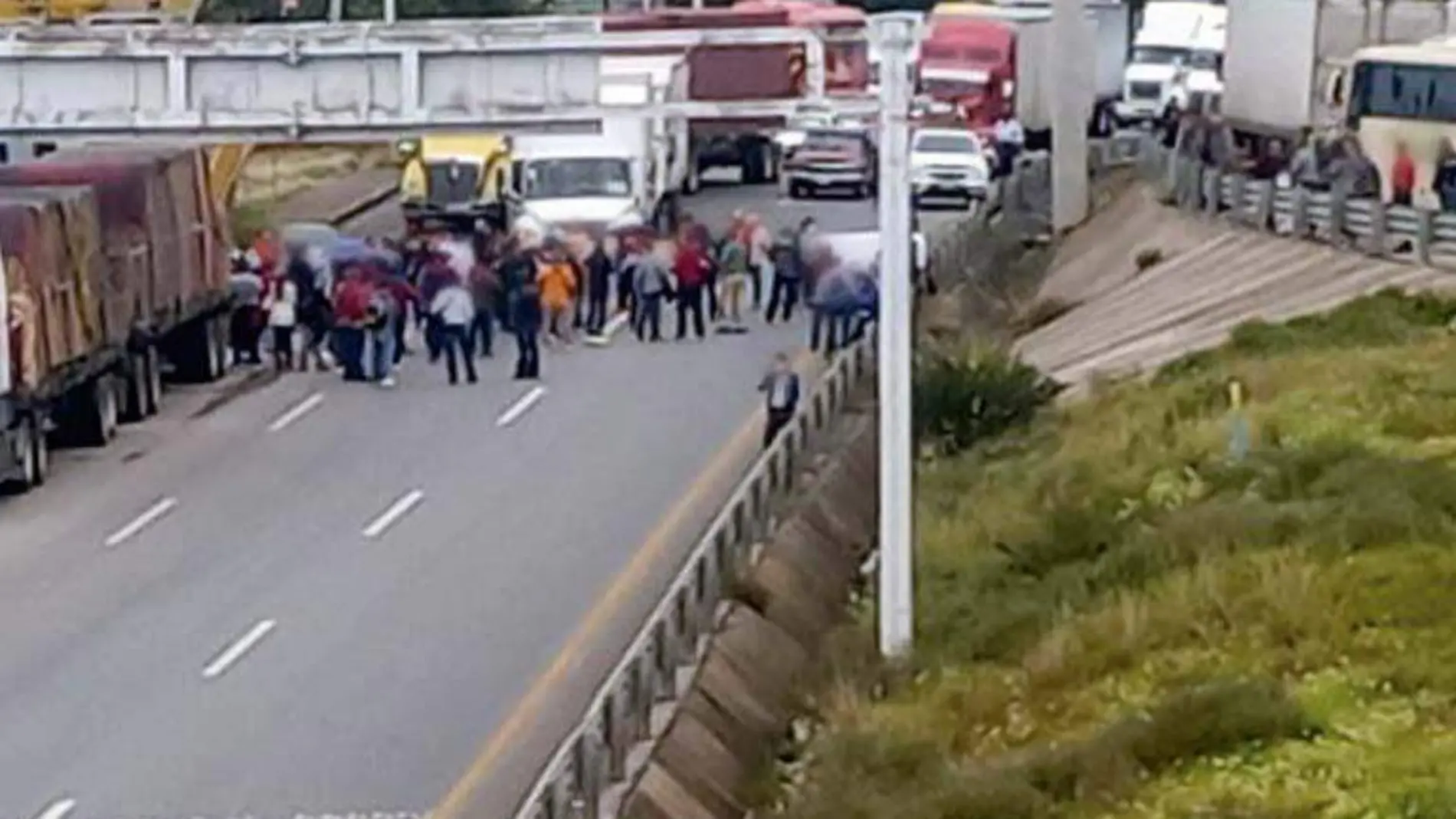 Maestros bloquean carreteras en Zacatecas